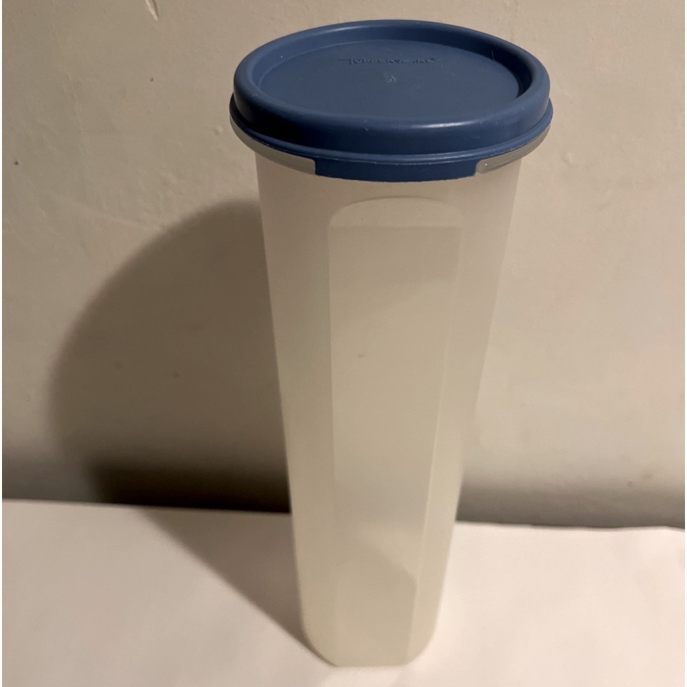Tupperware 1661-8 Spaghetti Keeper Blue Lid 1607-13 Holds 4 3/4 Cups 11 1/2"